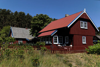Braunes Holzhaus mit blauem Dachabschluß