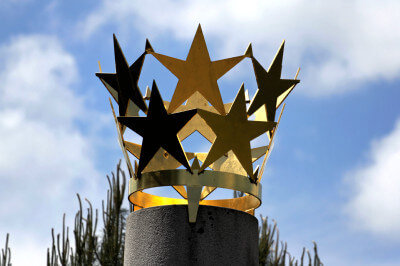 Detailaufnahme der goldenen Sternenkrone der Granitsäule