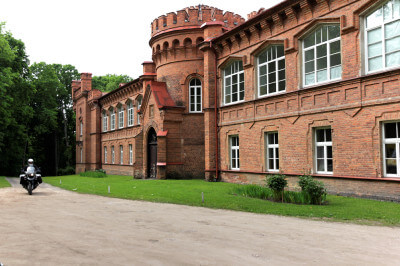 Das Schloss Raudonė liegt in dem gleichnamigen Städtchen.