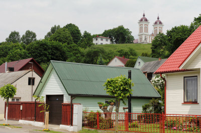 Dorfansicht mit Kirche im Hintergrund