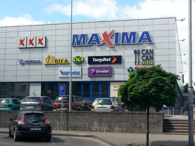 Maxima Supermarkt mit parkenden Autos davor
