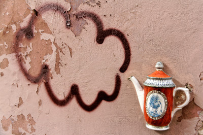 Kaffeekanne an Hauswand in Vilnius