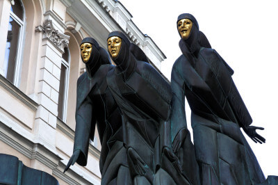 Die drei Musen vor dem Dramentheater in Vilnius