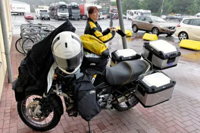 An der Fähre von Kiel nach Klaipėda Voll bepackte BMW GS vor Wartehalle Fährhafen Kiel