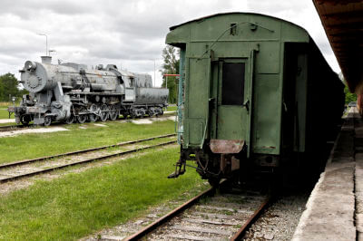 Alte Dampflok und ein grüner Wagon auf dem Bahnhof von Haapsalu