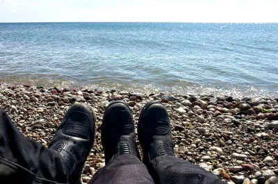 Irgendwas stimmt hier nicht ... Drei Füße von Motorradfahrern am Strand von Sorve
