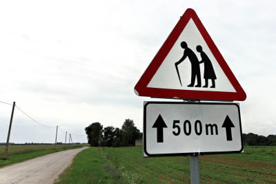 Verkehrszeichen Achtung alte Menschen in 500 Meter Entfernung