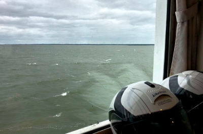 Blick aus dem Fenster über zwei Helme auf das offene Meer auf der Fähre von Virtsu zum Fährhafen Kuivastu