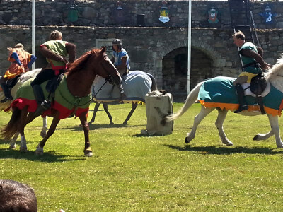 Reiter im Wettkampf beim Mittelalterfest