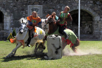 Reiter im Wettkampf beim Mittelalterfest in der Bischofsburg von Kuressare