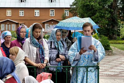 Menschen im Gebet im Kloster Pühtitsa.