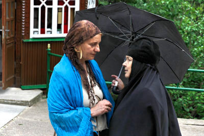 Zwei Frauen im Gespräch vor dem Kloster