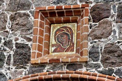 Bild eines Heiligen im Mauerwerk des Klosters