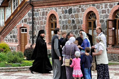 Während einer hohen Zeremonie im Kloster Pühtitsa.