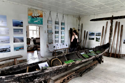 Langes Boot im Meeresmuseum ausgestellt