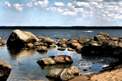 Bucht in Käsmu mit halb im Wasser liegenden Felsbrocken