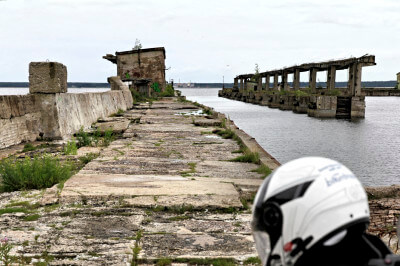 Blick entlang der Hafenmauer der ehemaligen U-Boot-Station Hara