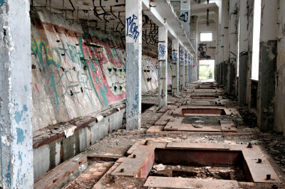 Graffiti verzierter Innenraum der ehemaligen U-Boot-Station Hara