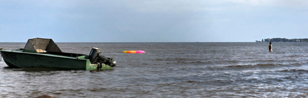 Boot und Luftmatratze schwimmen auf dem Peipussee