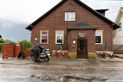 Motorrad parkt vor Unterkunft Anna in Kallaste