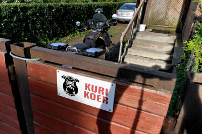 Hinweisschild vor bissigem Hund an dem Gartentor des Anna Café in Kallaste