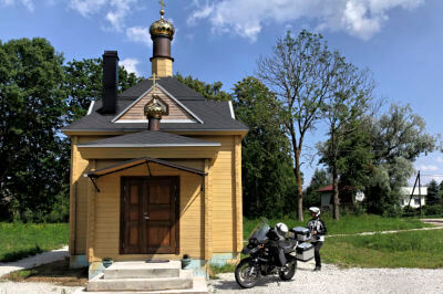 Motorrad steht vor russich-orthodoxer Kapelle am Peipussee