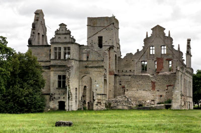 Blick auf die Ruine von Ungru mois, dem Herrenhaus Ungru