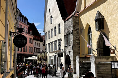Einfkaufsgasse mit Geschäften in der Altstadt von Tallinn