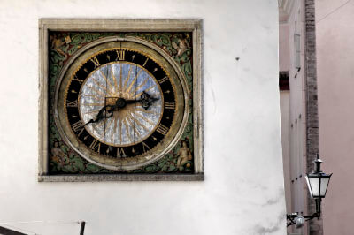 Uhr mit römischen Ziffern an einer Hauswand angebracht in Tallin