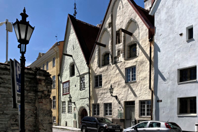Neu renovierte Häuserfront mit Giebeldächern in der Altstadt von Tallinn
