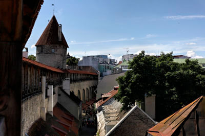 Blick von der Stadtmauer auf Tallinn