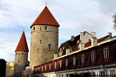Blick auf die Stadtmauer und zwei Wehrtürme von Tallin