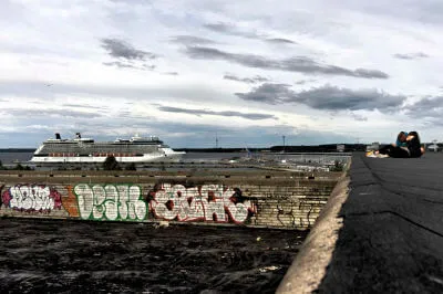 Linnahall – ein Treffpunkt der Jugend am Abend. Und ein Muss für jeden Sonnenuntergangsliebhaber. Blick vom Dach der Linnahall auf den hinten liegenden Fährhafen von Tallin