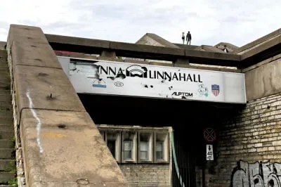 Linnahall – hässlich und anziehend zugleich, vor allem der Blick in den Hafen und auf's Meer darf man sich nicht entgehen lassen! Eingang mit Schild über dem Eingang zur Linnahall