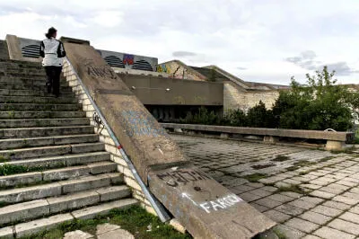 Linnahall – hässlich und anziehend zugleich, vor allem der Blick in den Hafen und auf's Meer darf man sich nicht entgehen lassen! Verwildeter Treppenaufgang an der Linnahall