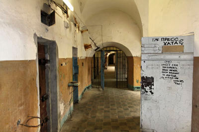 Gang mit Eisentor und Zellentüren mit Rundgewölbe im Gefängnis Patarei
