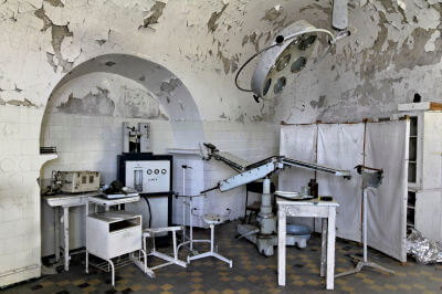 Alte medizinische Geräte stehen im halb verfallenen Mediziraum des Gefängnis Patarei