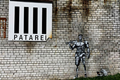 Graffiti auf Außenmauer des Gefängnis Patarei in Tallin