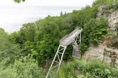 Blick auf das Stahlgerüst der Aussichtsplattform am Valaste Wasserfall