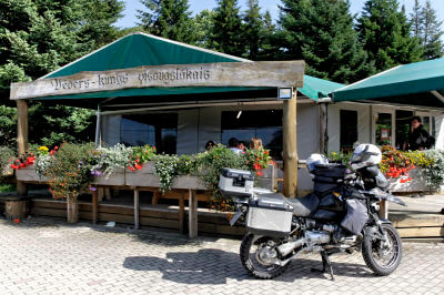 Motorrad vor der Gastwirtschaft im Gelände vom Museum Münchhausen