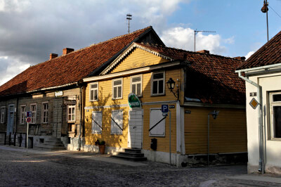 Häuserzeile mit teilweise renovierten Häusern.