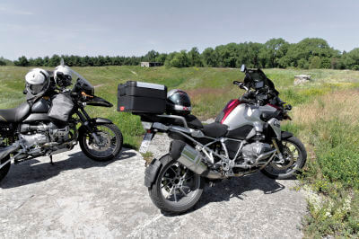 Zwei Motorräder stehen auf dem Dach des Bunkers