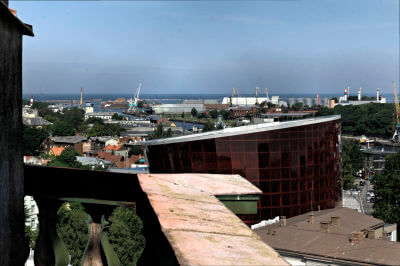 Blick von der Dreifaltigkeitskathedrale auf die bernsteinfarbene Konzerthalle und den Hafen.
