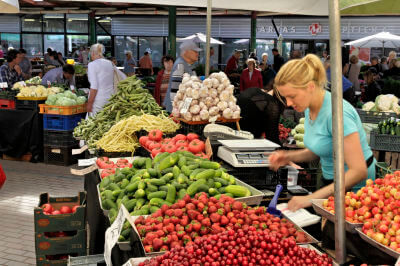 Frauen bieten auf dem Martplatz verschiedene Gemüse an.