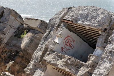 Bunkerlinie entlang des Ufers bestehend aus mehreren Betonblöcken