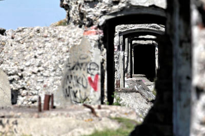 Blick durch die zerstörten Fluchten der Bunker.