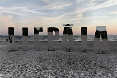 Das Wort Liepaja als mannshohe Buchstaben am Strand von Liepaja