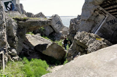 Gesprengte Betonblöcke der ehemaligen Festungsanlage des nördlichen Forts liegen quer durcheinander