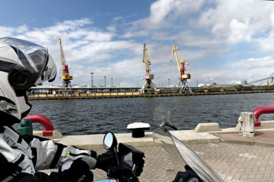 Motorradfahrer steht am Hafen von Ventspils