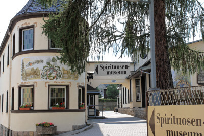 Blick auf die Hofeinfahrt der Firma Lauter und Spirituosenmuseum